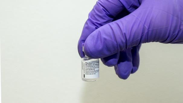 <p>Sechs statt fünf: Mit dem Biontech-Impfstoff konnten mehr Menschen geimpft werden als zunächst geplant.</p>