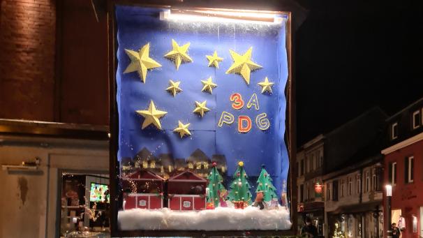 <p>Die Schüler des dritten Schuljahres der Pater-Damian-Schule (Klasse A) haben den abgesagten Weihnachtsmarkt in Miniaturformat abgebildet.</p>