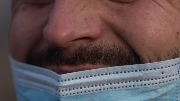 <p>Ein Mann mit Bart trägt eine OP-Maske unter seiner Nase. In der Pandemie gibt es immer wieder neue Sündenböcke. Dazu gehören auch Menschen, die Masken unter ihrer Nase tragen.</p>