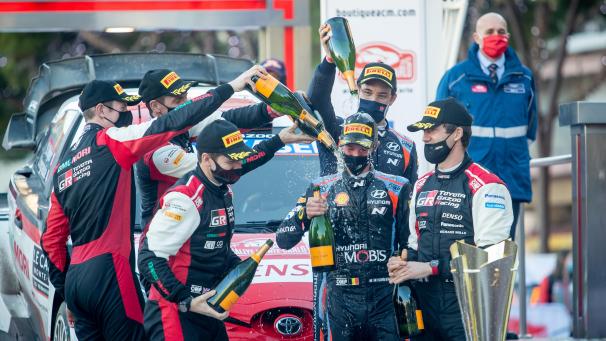 <p>Champagnerdusche in Monaco für Neuling Martijn Wygaedhe</p>