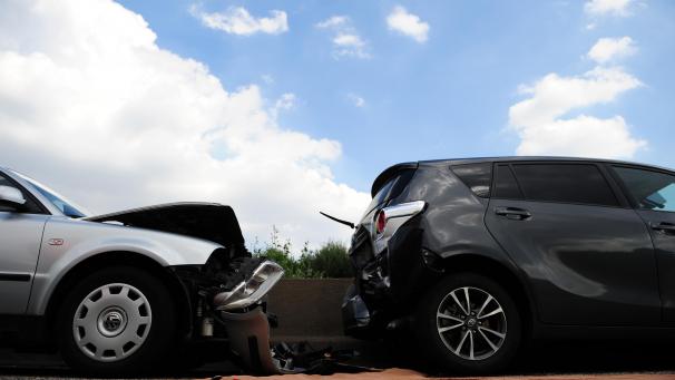 <p>Betrüger verabreden sich zu einem geplanten Unfall oder verwickeln andere Autofahrer absichtlich in einen Unfall. Das Ziel dieser fingierten Aktionen ist immer dasselbe: Geld von der Kfz-Versicherung kassieren. Nach Angaben der Versicherungsbranche entsteht beim Betrug in der Autoversicherung jedes Jahr ein Schaden von 120 bis 240 Millionen Euro Euro.</p>