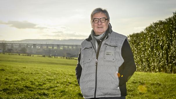 <p>Jetzt kann Hans-Josef Vogts wieder ausgedehnte Spaziergänge in Moresnet unternehmen. Im Hintergrund das eindrucksvolle Eisenbahnviadukt.</p>