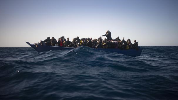 <p>Migranten aus Eritrea, Ägypten, Syrien und dem Sudan warten an Bord eines Holzbootes im Mittelmeer etwa 110 Meilen nördlich von Libyen darauf, von Helfern der spanischen NGO „Open Arms“ unterstützt zu werden. Zehn Jahre nach den arabischen Aufständen gibt es in mehreren Ländern der Region weiter eine hohe Bereitschaft zur Migration.</p>
