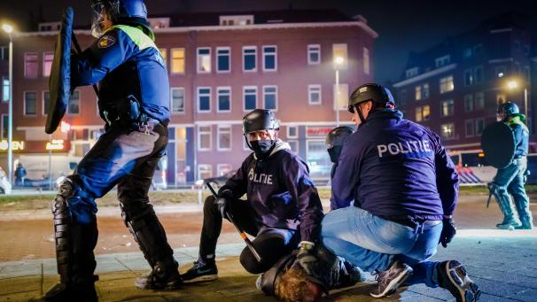 <p>Ein Mann wird nach einer Konfrontation auf der Beijerlandselaan in Rotterdam von Polizisten am Boden festgehalten. Bei den Unruhen wurden Polizisten mit Steinen und Feuerwerkskörpern beworfen.</p>