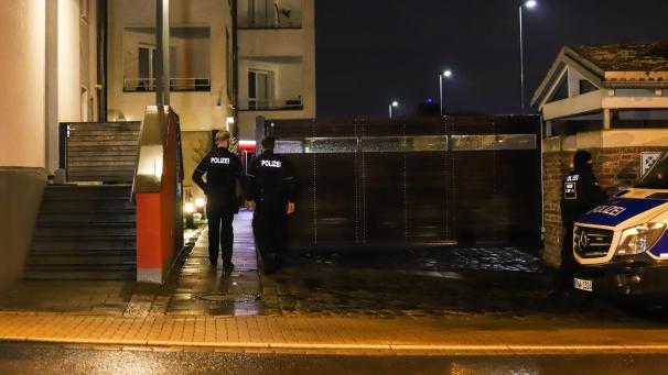 <p>Polizisten stehen während einer Razzia wegen des Besitzes und der Verbreitung von Kinderpornographie an einem Wohnhaus. Polizei und Staatsanwaltschaft sind mit einer deutschlandweiten Razzia gegen 65 Verdächtige vorgegangen, die kinderpornografische Inhalte besessen und verbreitet haben sollen. Das teilte die Staatsanwaltschaft Köln am Dienstag mit.</p>