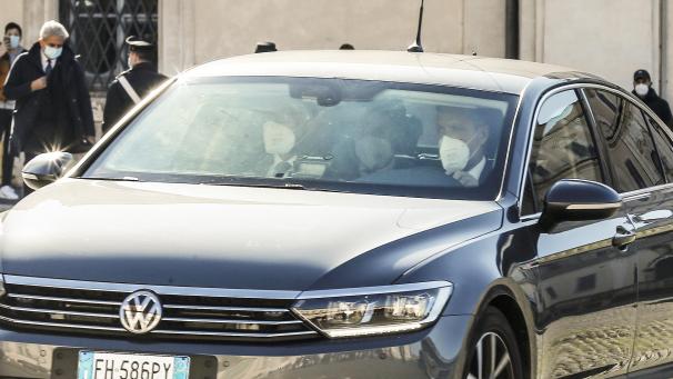 <p>Das Auto mit dem italienischen Ministerpräsidenten Giuseppe Conte (M, Rückbank) kommt am Präsidentenpalast Quirinale an.</p>