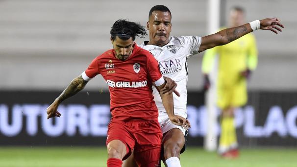 <p>Lior Refaelov und Senna Miangue beim Hinspiel in Antwerpen.</p>