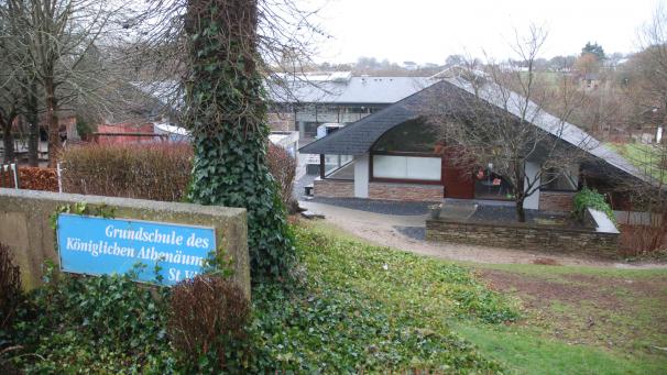 <p>Bei der ersten Testserie am Königlichen Athenäum St.Vith wurden insgesamt 51 Kinder und vier Personalmitglieder der Grundschule und des Kindergartens positiv auf das Coronavirus getestet.</p>