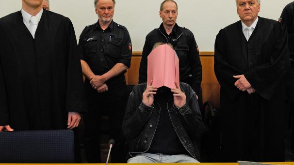 <p>Der wegen dreifachen Kindermordes angeklagte Martin N. (sitzend) verdeckt im Februar 2012 im Landgericht in Stade vor der Urteilsverkündung im Prozess gegen ihn sein Gesicht hinter einem Aktendeckel. Das Landgericht Stade hatte den sogenannten „Maskenmann“ wegen dreifachen Mordes und mehrfachen sexuellen Missbrauchs von Kindern zu einer lebenslangen Freiheitsstrafe verurteilt. Zusätzlich erkannte die Kammer am Montag die besondere Schwere der Schuld und ordnete die anschließende Sicherungsverwahrung an.</p>