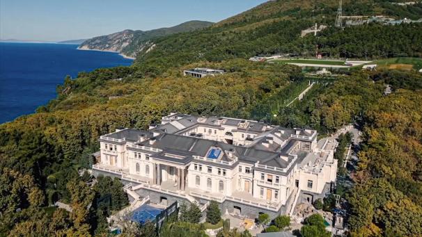 <p>Das Bild aus einem vom russischen Oppositionellen Alexej Nawalny produzierten Youtube-Video zeigt eine Drohnenansicht eines Anwesens an der Schwarzmeerküste. Der Putin-Gegner zeichnet in dem knapp zweistündigen Film anhand von Dokumenten die verschleierten Besitzverhältnisse zu dem größten Privatanwesen in Russland nach. Der Kreml bezeichnet die neuen Recherchen Nawalnys zu einem Riesenpalast des Präsidenten Wladimir Putin als „Unsinn“.</p>