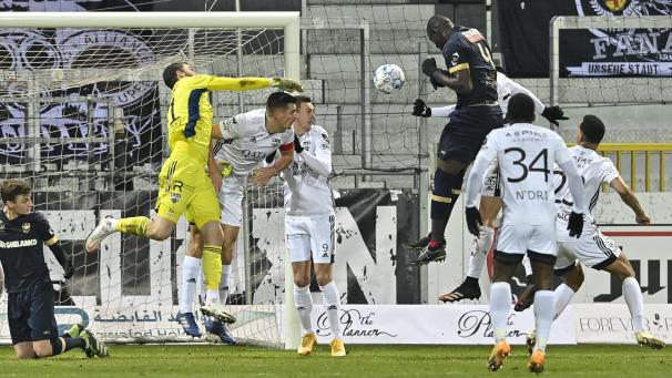 <p>Die Vorentscheidung: Théo Defourny fliegt unter einen Eckball, ehe Seck zum 0:2 einköpft.</p>