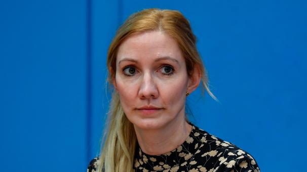 <p>Sandra Ciesek, Medizinerin und Virologin, sitzt bei einer Pressekonferenz.</p>