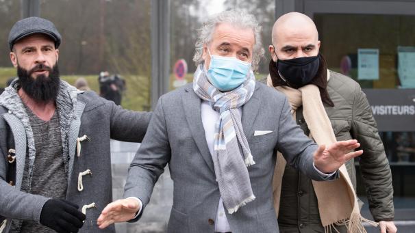 <p>Francois Fornieri (Mitte) verlässt am Mittwochvormittag das Gefängnis von Marche-en-Famenne.</p>