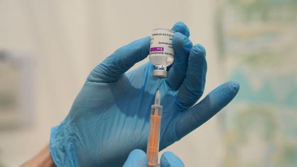 <p>Medizinisches Personal befüllt eine Spritze mit dem Corona-Impfstoff von Oxford/Astrazeneca im NHS Nightingale Hospital North East.</p>