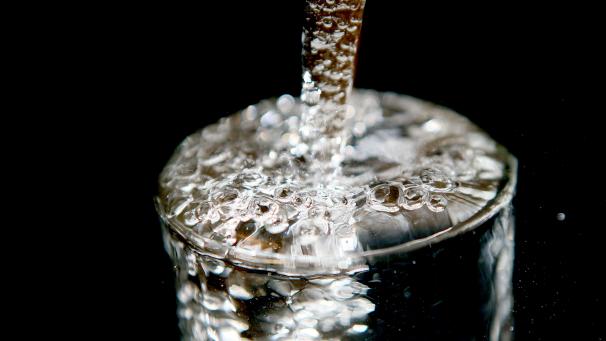 <p>Ein Glas läuft voll Trinkwasser. Die Stadt Aachen hat am Dienstagabend wegen einer Verunreinigung mit Colibakterien ein Abkochgebot für Trinkwasser erlassen.</p>