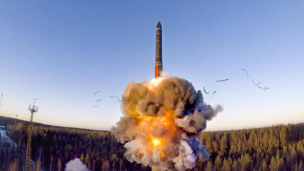 <p>Das vom Pressedienst des russischen Verteidigungsministeriums zur Verfügung gestellte Videostandbild zeigt eine Rakete, die von einem Raketensystem abgefeuert wird, während des Interkontinental-Raketentests in der Anlage in Plesetsk im Nordwesten Russlands. Russland und die USA haben sich nach Kremlangaben über die Verlängerung des atomaren Abrüstungsvertrags New Start geeinigt.</p>