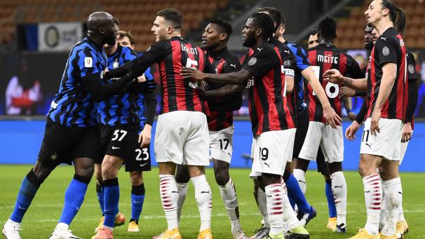 <p>Romelu Lukaku und Zlatan Ibrahimovic mussten von ihren Mannschaftsgefährten zurückgehalten werden.</p>