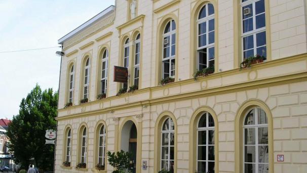 <p>421_008_13339_karinJ_H_FRO</p>