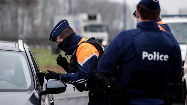 <p>Polizeikontrolle am belgisch-französischen Grenzübergang Hensies.</p>