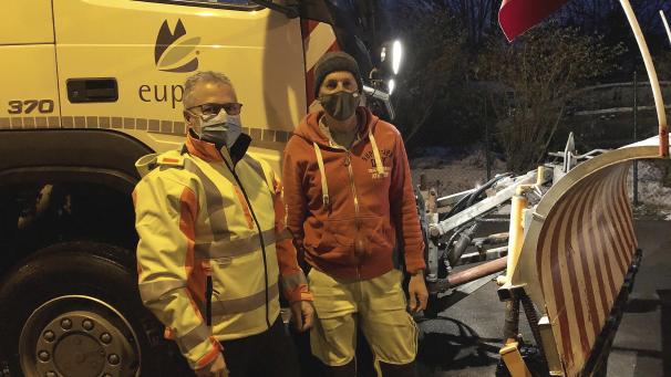 <p>Die beiden Stadtarbeiter Serge Kauth (l.) und Günter Pluymen sind inzwischen ein eingespieltes Team.</p>