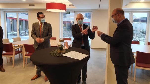 <p>Am Mittwoch erfolgte in Kelmis die symbolische Schlüsselübergabe an die Verantwortlichen des neuen Seniorenheims Leoni.</p>