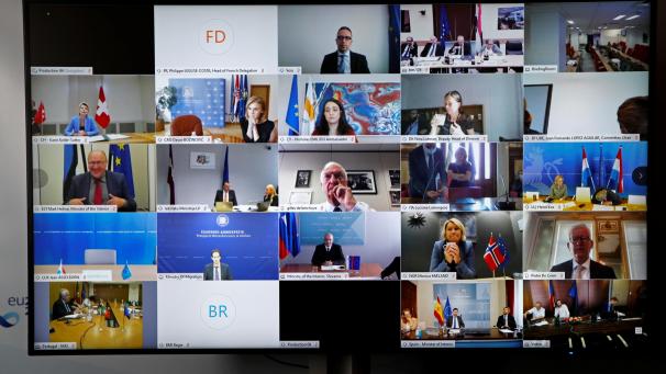 <p>Die europäischen Justiz- und Innenminister sind auf dem Bildschirm zu sehen, als sie während der deutschen EU-Ratspräsidentschaft an einem, wegen der Coronakrise, virtuellen Treffen mit dem deutschen Innenminister Horst Seehofer teilnehmen.</p>