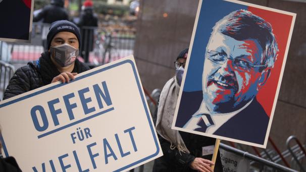 <p>Mit Schildern und Plakaten erinnern Demonstranten vor dem Landgericht an das Schicksal des ermordeten Kasseler Regierungspräsidenten Lübcke.</p>