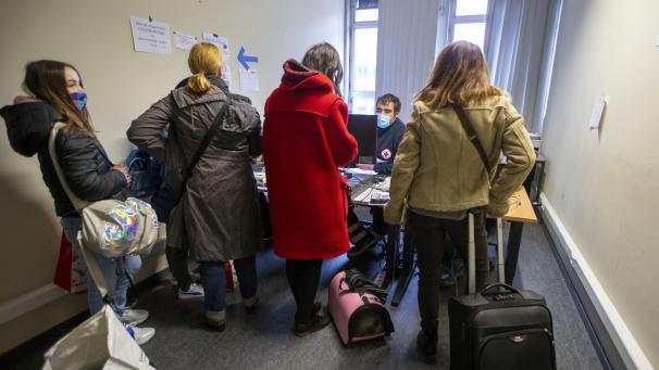 <p>Wartende im Covid-19-Testzentrum im Brüsseler Bahnhof Midi. Belgien hat die Coronakrise laut einer Studie nicht zu schlecht, aber auch nicht sonderlich gut gemeistert.</p>