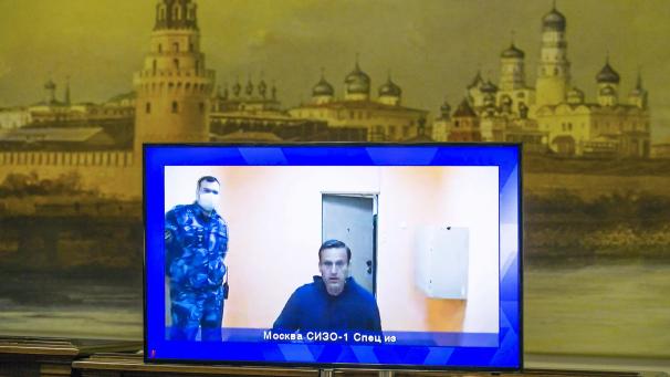 <p>Alexej Nawalny, Kremlkritiker und Oppositionsführer, ist während einer Live-Übertragung seiner Anhörung im Berufungsverfahren auf einem Monitor zu sehen.</p>