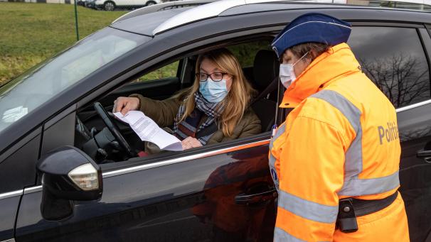 <p>Die belgische Polizei kontrolliert an den Grenzen.</p>
