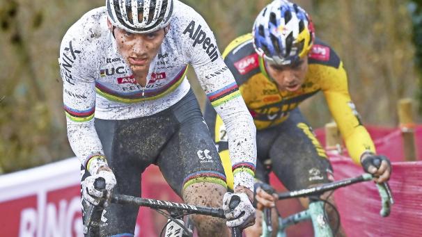 <p>Van der Poel vor Van Aert (rechts) oder Van Aert vor Van der Poel: Die Querfeldein-WM am Sonntag präsentiert sich als reines Zweimannduell.</p>