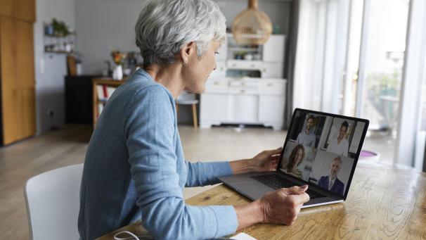 <p>Viel Tageslicht von vorn und eine aufrechte Haltung - so liefert man auf den Bildschirmen seiner Gesprächspartner eine gute Erscheinung ab.</p>
