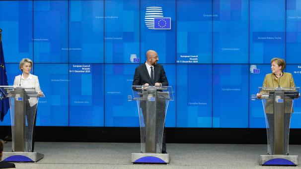 <p>Jeder sagt was, keiner hat das Sagen: Ratlosigkeit auf höchster Ebene mit (v.l.) von der Leyen, Michel und Merkel.</p>