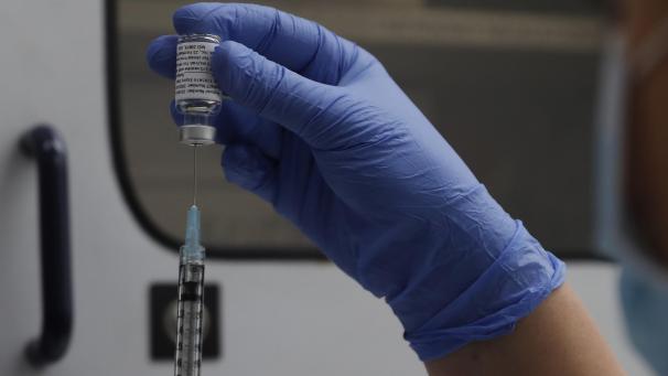 <p>Ein medizinischer Mitarbeiter bereitet während der Studie im St. George's University Hospital in London eine Dosis mit dem Corona-Impfstoff von Novavax für eine Impfung vor. Der Impfstoff-Kandidat des US-amerikanischen Herstellers Novavax hat laut vorläufigen Ergebnissen rund 90 Prozent Wirksamkeit gegen Covid-19 aufgezeigt.</p>