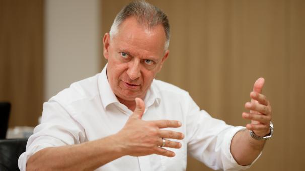 <p>Stephan Pusch (CDU), Landrat des Kreises Heinsberg, sitzt in seinem Büro im Kreishaus.</p>