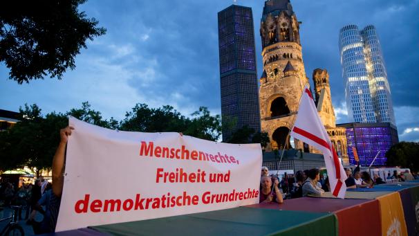 <p>Kundgebung gegen Corona-Maßnahmen in Berlin. Belgische Akademiker schreiben: „Der Kampf gegen Corona rettet sicherlich Leben, aber erstickt auch unsere Rechte und Freiheiten.“</p>