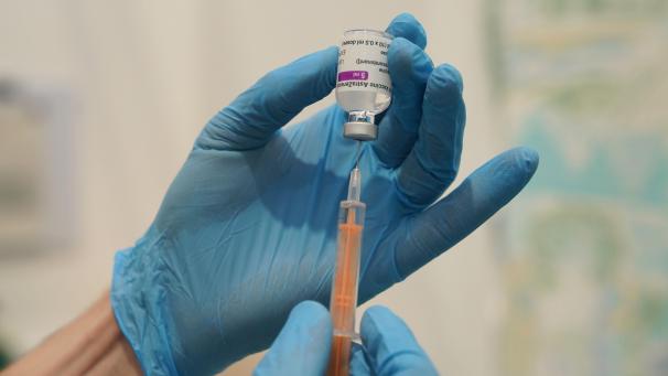 <p>Medizinisches Personal befüllt eine Spritze mit dem Corona-Impfstoff von Oxford/Astrazeneca im NHS Nightingale Hospital North East.</p>