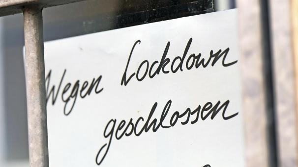 <p>Zettel mit der Aufschrift „Wegen Corona geschlossen“. Im Kampf gegen das Coronavirus wird das öffentliche Leben heruntergefahren. Die Verbraucherschutzzentrale Ostbelgien befürchtet, dass die Schutzmaßnahmen Behörden und Konzernen dazu dienen, den Kundenservice und die Bürgernähe (weiter) abzubauen.</p>