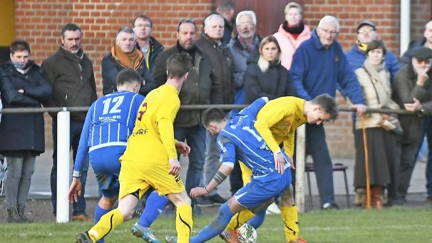 <p>Eine Szene aus dem Derby zwischen Walhorn und Eupen aus dem November 2019, als sich um Mindestabstand noch keine Gedanken gemacht werden mussten.</p>