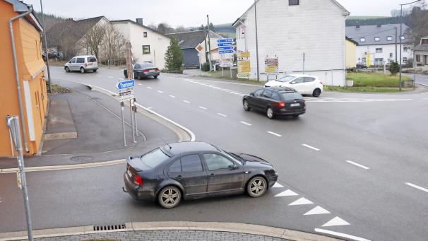 <p>Die Gemeinde Burg-Reuland will in Sachen N 62 in die Offensive gehen: „Wir können nicht länger hinnehmen, dass zwei Dörfer durch eine Transitstrecke in zwei geteilt werden», sagte Bürgermeister Marion Dhur im Gemeinderat.</p>