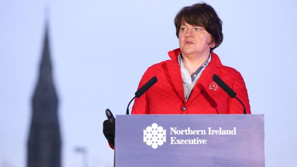 <p>Arlene Foster, Regierungschefin von Nordirland, während einer Pressekonferenz.</p>