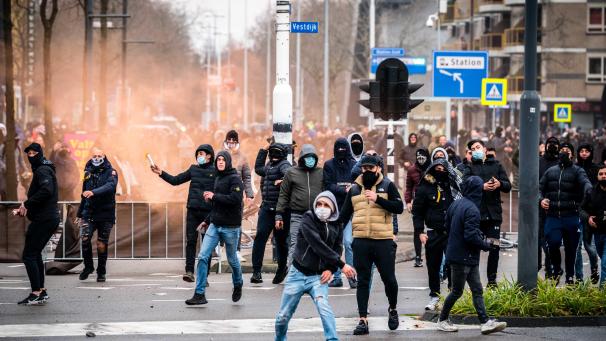 <p>Die Krawalle in den Niederlanden kann man zweifelsohn als Vorboten massiverer Gewalt interpretieren - sollte sich die Situation nicht bald entscheidend verbessern.</p>