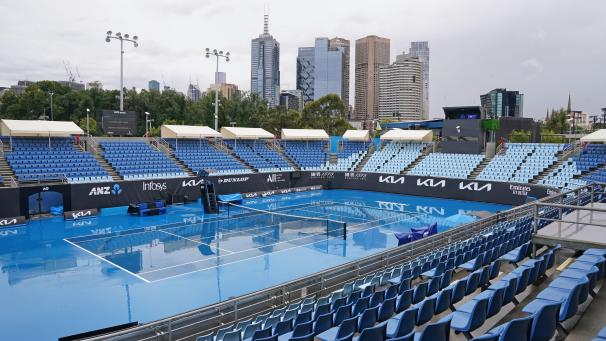<p>Ein Blick auf einen leeren Tennisplatz im Melbourne Park vor den diesjährigen Australien Open. Die Australian Open als erstes Grand-Slam-Turnier der Saison beginnen am 8. Februar.</p>