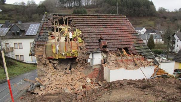 <p>Das einsturzgefährdete Wohnhaus nach der Baggerattacke</p>