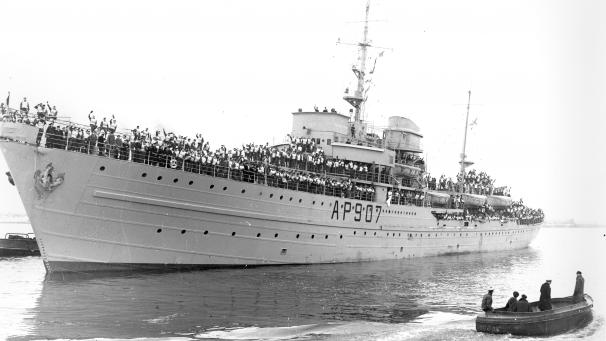 <p>Die „Kamina“ verlässt mit belgischen Freiwilligen den Hafen von Antwerpen Richtung Korea.</p>