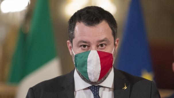 <p>Matteo Salvini, Vorsitzender der rechten Partei Lega, trägt im Präsidentenpalast einen Mund-Nasen-Schutz, in dem sich der italienische Präsident Mattarella mit den politischen Parteien trifft um eine Lösung für die politische Krise zu finden.</p>