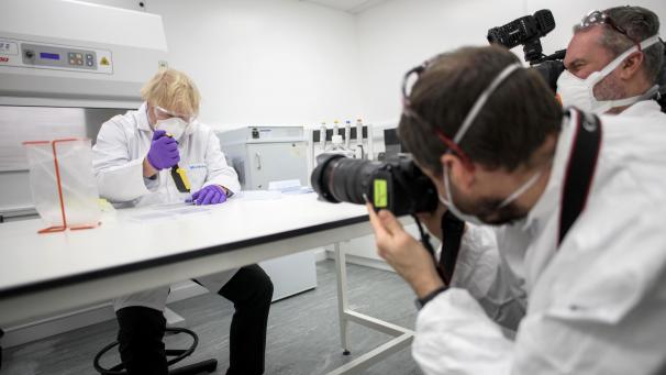 <p>Auf Forderungen, Impfstoff an die EU abzugeben, reagierte Boris Johnson bislang schmallippig.</p>