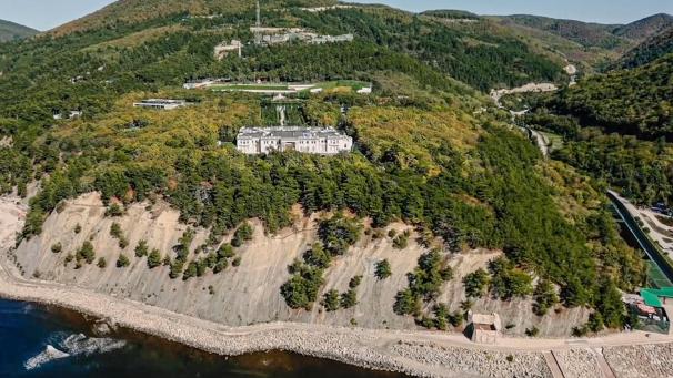 <p>Das Bild aus einem vom russischen Oppositionellen Alexej Nawalny produzierten Youtube-Video zeigt eine Drohnenansicht eines Anwesens an der Schwarzmeerküste.</p>