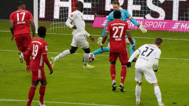 <p>Münchens Torhüter Manuel Neuer (M, hinten) fängt den Ball vor Hoffenheims Ihlas Bebou (3.v.l).</p>