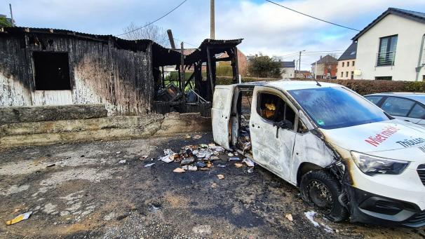 <p>Der ausgebrannte Schuppen am Tag danach.</p>